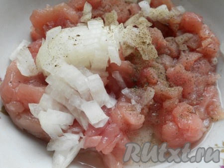 К фаршу добавить мелко порезанный или прокрученный на мясорубке лук, посолить и поперчить. Хорошо перемешать.