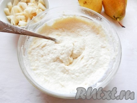 Добавить разбухшую в кефире манную крупу, перемешать до однородности.