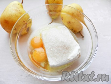 Творог соединить с сахаром, солью и яйцами.
