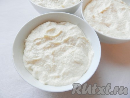 Форму (или формочки) для выпечки (я взяла 3 формочки) смазать сливочным маслом. Творожную массу с грушами выложить в формочки (или в 1 форму), разровнять, заполняя на 2/3 объёма. Поставить в разогретую до 180 градусов духовку на 30 минут (до приятного золотистого цвета и готовности).