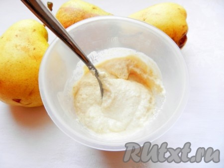 Манную крупу залить кефиром, перемешать и оставить для набухания манки на 30-40 минут.