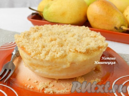 Наивкуснейшая творожная запеканка, приготовленная с манкой и сочными кусочками груш, понравится и взрослым, и детям.