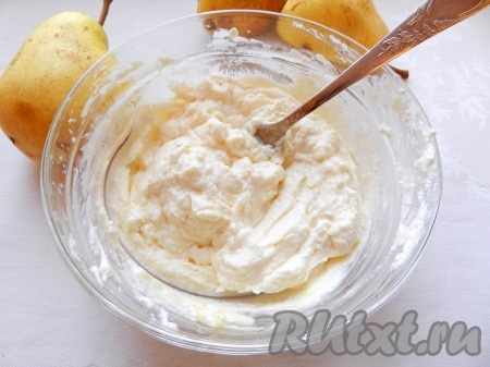 Перемешать творожно-яичную массу до однородности.