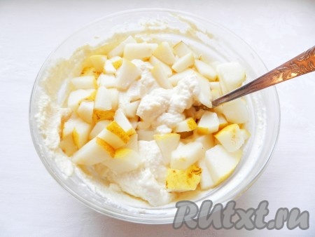 Грушу очистить от сердцевины и, по желанию, от кожуры, нарезать на небольшие кубики и перемешать с творожно-манной массой. Если вы хотите приготовить запеканку с грушей на завтрак, поставьте смесь в холодильник до утра, а утром разложите по формочкам и испеките.