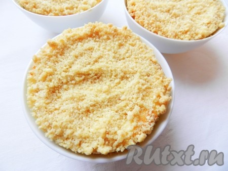 Готовую запеканку немного остудить в формочках.
