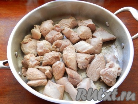 В сковороде разогреть растительное масло и обжарить мясо до золотистого цвета.
