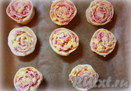 Духовку разогреть до 200 градусов. Противень застелить бумагой для выпечки, выложить на него булочки-розочки. Немного раскройте их, придав форму "лепесткам".