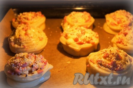 Выпекать слойки с ветчиной и сыром&nbsp; в течение 20-30 минут до образования устойчивой и румяной корочки. Готовые булочки остудить (желательно на решётке).
