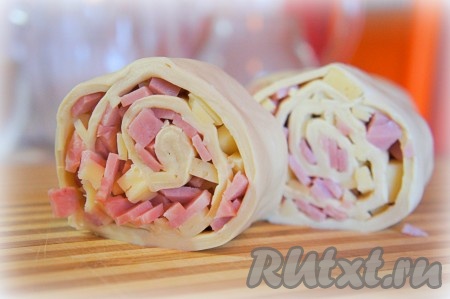 Полученный "рулет" разрезать на 8-10 равных частей (булочек).