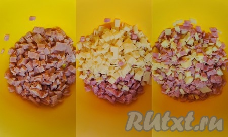 Приготовим начинку для булочек. Сыр и ветчину нарезать небольшими кубиками, перемешать. Начинка готова.
