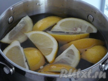 Лимон тщательно вымыть, разрезать на 4-6 частей. В кастрюлю влить 200 миллилитров воды, добавить сахар и нарезанные лимоны, поставить на огонь и варить сироп с момента закипания 15-20 минут на небольшом огне.