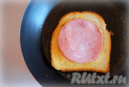 Добавьте ломтик ветчины.