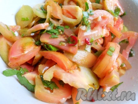 Салат из бурых помидоров перемешать.
