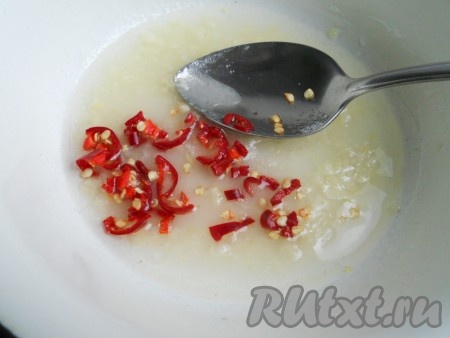 Перец чили порезать мелкими кусочками и добавить в маринад. Хорошо перемешать, дать сахару раствориться.