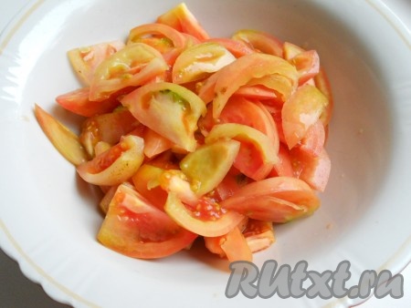 Помидоры вымыть и нарезать дольками.