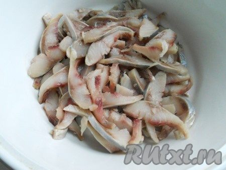 Порезать подготовленное филе тонкими кусочками.