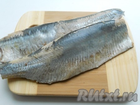 Селедочку очистить, удалить голову и внутренности, отделить филе от хребта и костей. Мелкие косточки также удалить.
