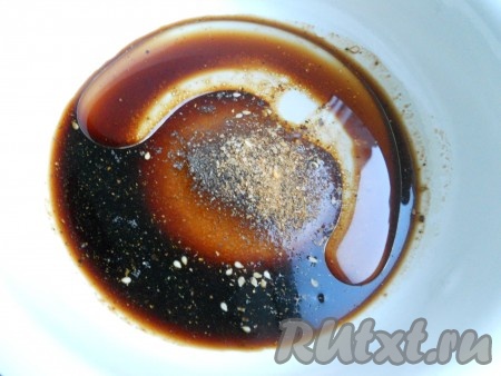 Приготовить маринад: в глубокой посуде смешать все ингредиенты. Перемешать. Воду влить в последнюю очередь.