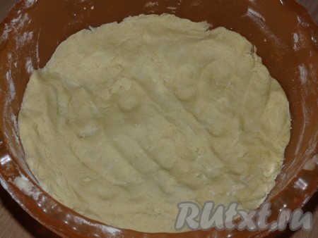 Частями добавляя оставшуюся муку, замесить эластичное, немного липнущее к рукам песочное тесто.