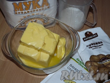 Подготовить продукты для приготовления песочного печенья с варёной сгущёнкой. Сливочное масло должно быть мягким, поэтому его заранее нужно достать из холодильника.