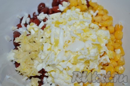 Натереть на терке яйца, измельчить чеснок. Добавить в миску.
