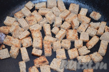 Для сухариков порезать 2-3 ломтика хлеба маленькими кубиками и подсушить на сковороде.