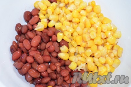 С фасоли и кукурузы слить жидкость, выложить в миску.