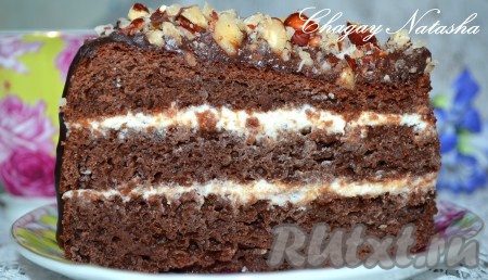 А вот как выглядит наш шоколадный торт, приготовленный без яиц, в разрезе. Тортик получается очень вкусным, в меру влажным. Всем советую попробовать!