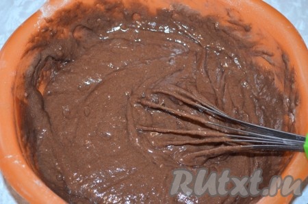 Залить тёплым молоком и перемешать венчиком в однородную массу, тесто получится достаточно густым.