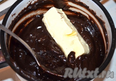 Для приготовления глазури перемешать какао, сахар и молоко. Поставить на медленный огонь и при постоянном помешивании довести до однородности (готовится глазурь очень быстро). Снять с огня и ввести сливочное масло, помешивая. Если глазурь будет густая, добавьте ещё немного молока.