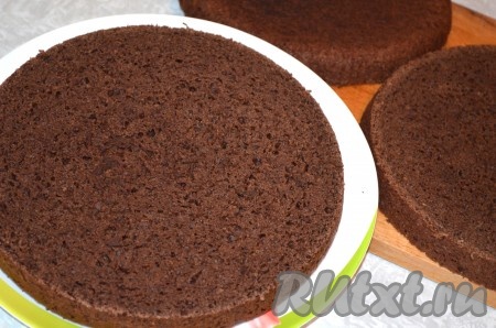 Готовый бисквит достать из формы и остудить. Затем разрезать его на 3 коржа.