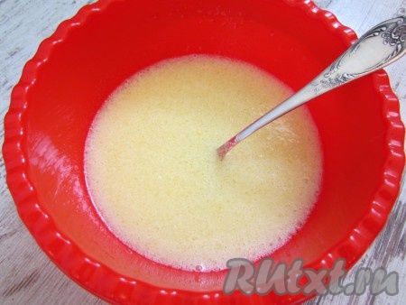 Кефир смешайте с сахаром и яйцами. Добавьте растительное масло, хорошо размешайте.