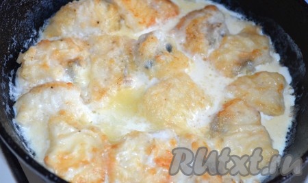 Затем залейте сливками. Посолите и поперчите по вкусу. Как только они закипят, огонь выключить.