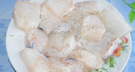 Зубатку нарежьте кусочками, но не мелко.&nbsp;