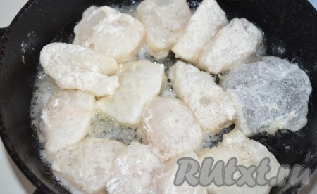 Затем тщательно обваляйте каждый кусочек в муке и выложите на хорошо разогретую сковороду с маслом. Обжарьте зубатку с двух сторон на сильном огне до румяной корочки.
