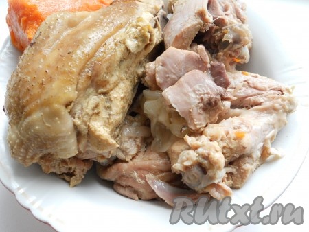 Добавить чёрный перец горошком и душистый перец. Далее варить курицу ещё 3-4 часа на самом слабом огне, не допуская, чтобы бульон сильно кипел. Минут за 35 до окончания варки отлить из кастрюли 200 мл бульона, дать полностью остыть. В остывший бульон добавить желатин, тщательно перемешать и оставить желатин набухать на 15-20 минут. В конце варки курицы добавить в кастрюлю лавровый лист, дать закипеть и проварить минут 5-6 минут. Затем снять с огня, выложить в кастрюлю набухший желатин и измельчённый чеснок, тщательно перемешать. Дать бульону остыть до тёплого состояния, выложить курицу в миску. Когда мясо остынет, отделить его от костей и нарезать на небольшие кусочки или порвать руками.&nbsp;