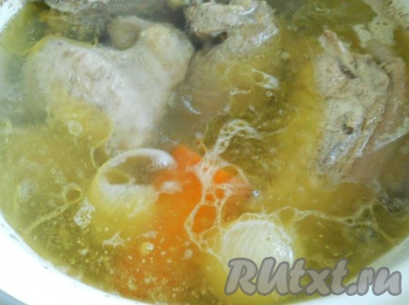 Кусочки курицы залить 2-2,5 литрами воды и поставить на огонь. Довести до кипения, убрать пену. Посолить. Добавить в бульон очищенные морковь и лук целиком. Варить на слабом огне 20-35 минут, после чего лук выбросить, а морковь отложить для украшения.