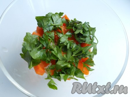 По формочкам разложить слой мяса, далее выложить слой варёной моркови, нарезанной кубиками, сверху выложить немного нарезанных листиков петрушки.