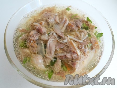 И снова выложить слой мяса. Залить аккуратно охлаждённым и процеженным бульоном, заполняя формочки до верха.