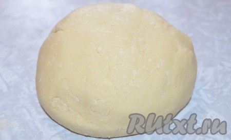 А затем, понемногу добавляя оставшуюся муку и хорошо вмешивая её, замесите руками мягкое, приятное в работе, не липнущее к рукам тесто, собирая его в шар. Накройте замешанное песочное тесто миской и оставьте на столе на 20-30 минут. Добавляя частями муку, ориентируйтесь на консистенцию замешиваемого теста, а не на её количество, указанное в ингредиентах. Замешивать песочное тесто нужно достаточно быстро, долго вымешивать его не нужно.