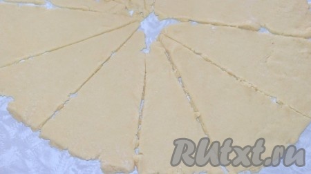 Затем на присыпанной мукой поверхности раскатайте тесто в круг толщиной 0,5 сантиметра и нарежьте его на сегменты желаемой величины.