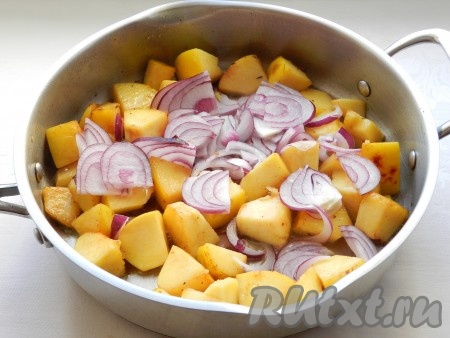 Затем добавить лук, нарезанный полукольцами, и обжарить вместе примерно 3-4 минуты.