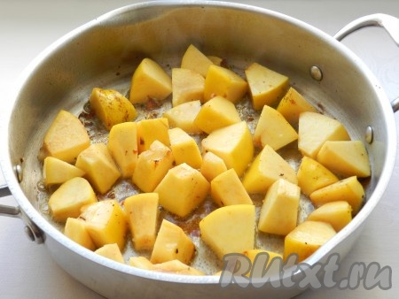 Обжарить айву в масле, оставшемся от курицы.