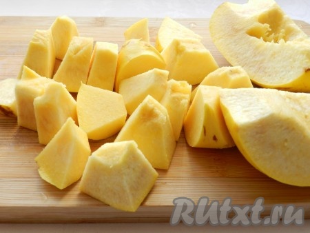 Айву вымыть, нарезать крупными кусочками.