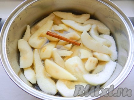 Поместить груши в сироп, добавить палочку корицы и поставить на огонь. Довести до кипения, снять образовавшуюся пенку и варить 1 час на медленном огне, не допуская сильного кипения. Кастрюлю с вареньем периодически встряхивать.
