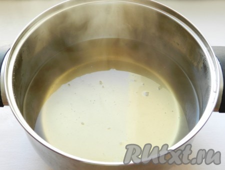 В кастрюлю налить воду, всыпать сахар и ванильный сахар и довести до кипения.