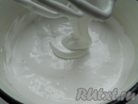 Отставить кастрюлю, дать массе "отдохнуть" 5 минут. Затем снова также взбивать миксером на высокой скорости ещё 5 минут. Масса станет ещё гуще.