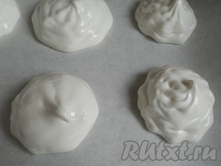 После этого добавить соду и лимонный сок. Взбивать вручную венчиком до увеличения массы в объёме. Противень застелить пергаментной бумагой, чуть смоченной водой. Отсадить зефир кулинарным шприцом с насадкой "звездочка" или выкладывать ложкой.