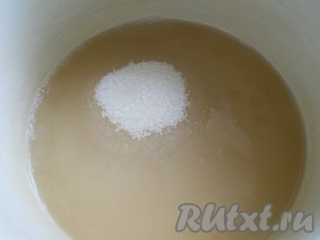 В кастрюлю налить 100 миллилитров воды, поставить на огонь, довести до кипения, всыпать сахар, перемешать, дать сиропу закипеть и уменьшить огонь. Варить сироп, постоянно помешивая, 3-4 минуты (до полного растворения сахара).