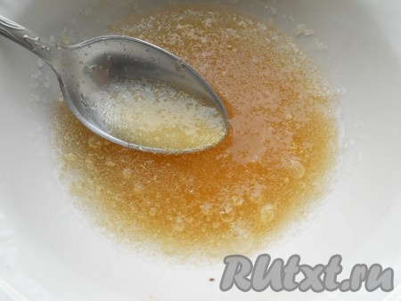 Желатин выложить в небольшую ёмкость, залить 50 миллилитрами холодной воды, перемешать и оставить для набухания на 20-30 минут.